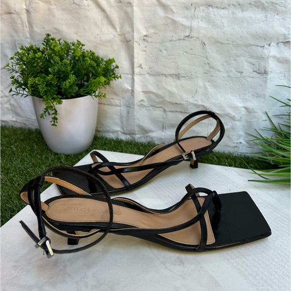 BOTTEGA VENETA
Stretch strap sandals Mid Heel 1.8”
$990 size 37  with dust bag - Picture 8 of 17